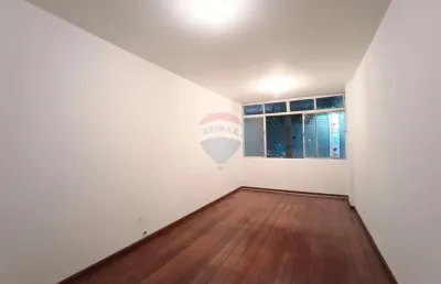 Quarto e sala imperdível no centro da cidade - praticidade e conforto ao seu alcance!