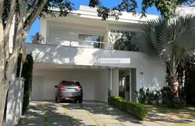 Casa alto padrão em condomínio arborizado, 03 quartos, sendo os 03 suítes, 288m² construídos e área gourmet com piscina