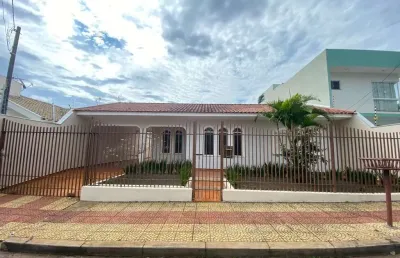 Casa com 4 quartos para alugar na Rua Procópio Ferreira, 551, Jardim América, Maringá