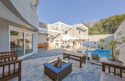 Casa com 3 suítes, piscina, 2 vagas de garagem, no orleans, curitiba/pr