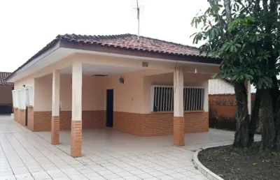 Casa 3 dormitórios com edícula na primeira quadra da praia