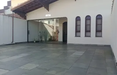 Casa 3 dormitórios  na avenida comercial e próximo da praia