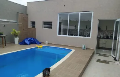 Condomínio portal da serra casa com 3 quartos (2 suítes), piscina e térrea!