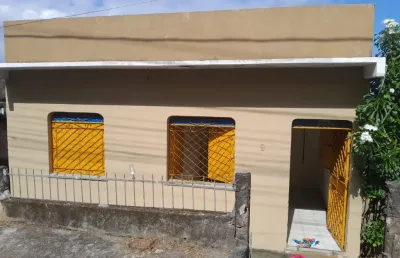 Casa em petrópolis com terreno grande (aluguel e venda) - com sala, 2 quartos, banheiro e cozinha