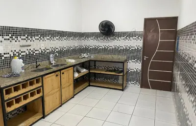 Casa no cond. abraham pazuello, ponta negra – com 3 quartos sendo 1 suíte, sala, cozinha.