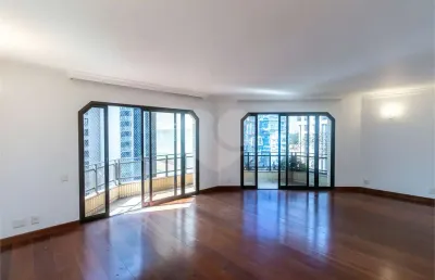 Viva no coração do itaim neste equipado 240m2 de 3 quartos e varanda com fantástica vista