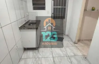 Casa com garagem para moto, 2 dorms, sala, cozinha e banheiro pequenos