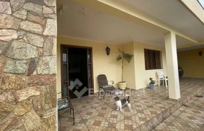 Casa para venda em centro de 160.00m² com 3 quartos, 1 suite e 2 garagens