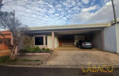 Casa para alugar em centro de 229.00m² com 3 quartos, 2 suites e 4 garagens