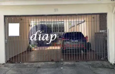 Casa térrea com 180 m² divididos em 3 dormitórios com armários embutidos, sendo 1 suíte, dependência de serviço, sala com 2 ambientes toda em piso fri
