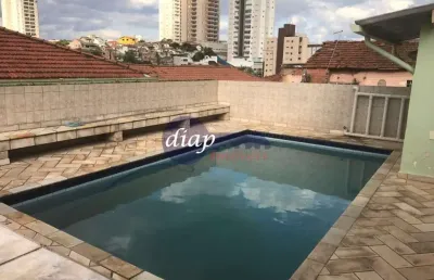 Excelente casa assobradada na vila dom pedro com 4 dormitórios, sendo 4 suítes, 3 das suítes com armários planejados, cozinha grande, sala de tv, sala