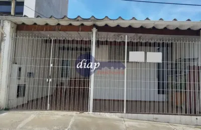 Casa térrea com cozinha ampla, 2 dormitórios amplos, 2 banheiros, lavanderia, edícula nos fundos e 3 vagas de garagem. documentação regularizada