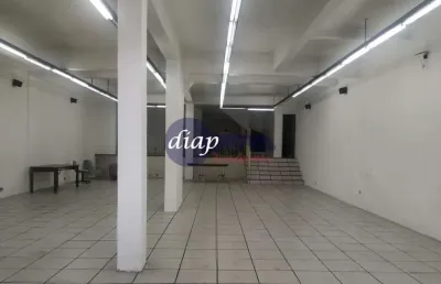Ótimo prédio comercial no centro de santo andré com 2 salões grandes, 1 cozinha, área de serviço e no terceiro piso mais 2 salas e 1 salão. o imóvel e