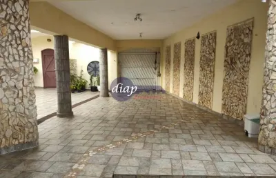 Linda casa com 5 quartos, sendo 3 suíte, mais um banheiro e um lavabo em cima. em baixo, salão de festas com banheiro, churrasqueira, pias e um apto c