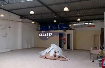 Excelente galpão comercial no jardim brasil com 13 salas, ventiladores, 2 vestiários, 1 cozinha, 2 banheiros e 5 vagas de garagem. o imóvel está em um