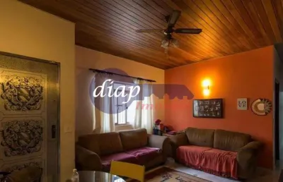Ótima oportunidade de renda no bosque da saúde, casa de 4 andares. no primeiro piso se encontra a casa principal com 2 dormitórios, 1 banheiro, cozinh