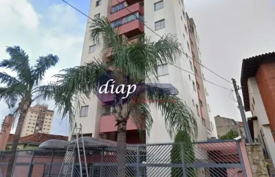 Apartamento duplex com 3 quartos, 1 banheiro (com instalação para outro), cozinha, lavanderia, sala de estar, sala de jantar no andar de cima e closet