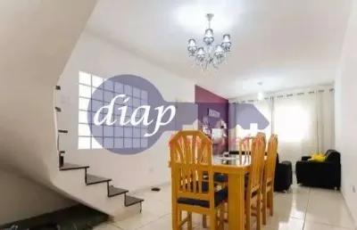 Sobrado com 160m², 4 quartos com dependência de empregada, 4 banheiros, 5 vagas, banheira de hidromassagem com closet no quarto de casal com sacada e