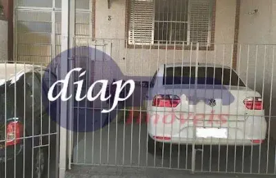 Sobrado com 3 dormitórios, sala, cozinha, banheiro e 2 vagas de garagem. imóvel isento de iptu, pois está em uma área econômica. falta regularização d