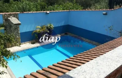 Lindo sobrado com 2 andares + 1 subsolo, possui 3 dormitórios (sendo uma suíte com closet), banheiro, sala ampla para 2 ambientes, lavabo, cozinha amp