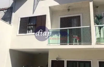 Ótimo sobrado em condomínio fechado na vila granada com 3 dormitórios, sendo uma suíte e um dos quartos com sacada, cozinha, área de serviço, sala par