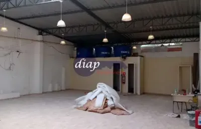 Excelente galpão comercial no jardim brasil com 13 salas, ventiladores, 2 vestiários, 1 cozinha, 2 banheiros e 5 vagas de garagem. o imóvel está em um