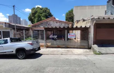 Casa térrea em terreno com 9 metros de frente por 34 metros de fundos, totalizando uma área de 306 m², divididos em 3 dormitórios, hall de entrada, sa