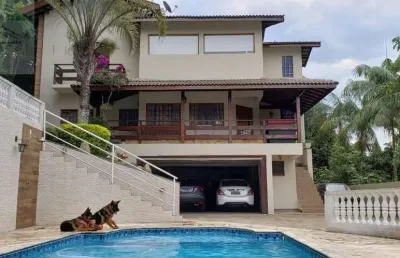 Casa de luxo em condomínio na serra da cantarteira: 3 quartos, 2 suítes, 3 salas, 4 vagas, 400m². aproveite!