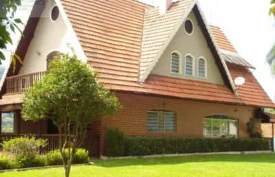 Casa para locação na serra da cantareira-sp, 3 suítes, 3 salas, 3 banheiros, 5 vagas de garagem, 480m².
