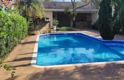 Linda casa de alto padrão com vista para pedra grande