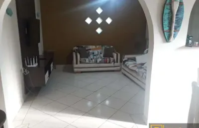 Casa bem arejada com 3 dormitórios no centro de ubatuba!