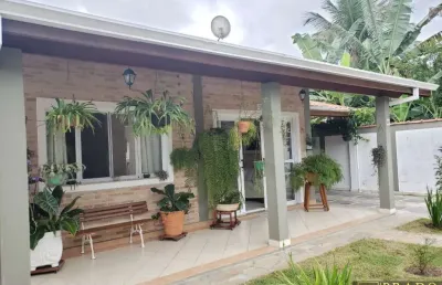 Ótima casa com 192m², total de 4 dormitórios, sendo 2 suítes, churrasqueira e muito bem localizada no itaguá