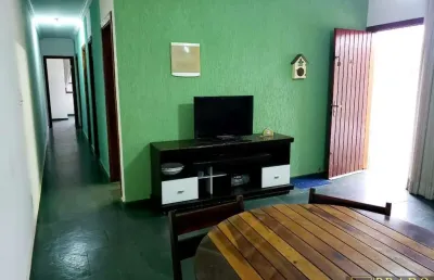 Apartamento térreo com 3 dormitórios e 2 vagas a 200 metros da praia da enseada.