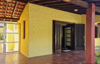 Casa na enseada, 03 dormitórios, a poucos passos do mar