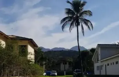 Terreno com 1300m2 em condomínio fechado! permitido construir em 750m2