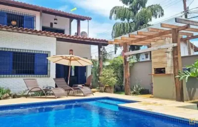 Casa com piscina, e área gourmet com churrasqueira no itaguá