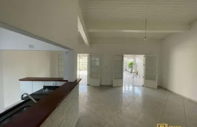 Casa no centro com 03 dormitórios, sendo 01 suíte + edícula com 01 suíte