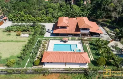 Linda mansão com 6 dormitorios e com 5 mil metros de terreno e 700 metros de construção.