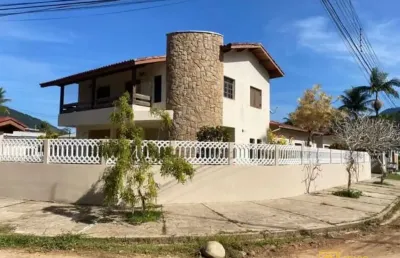 Oportunidade única! sobrado a 200 metros da praia do maranduba amplo sobrado com 5 quartos, 3 banheiros e garagem para até 6 carr