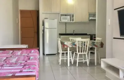 Apartamento com 02 dormitórios, sendo 01 suíte, varanda gourmet, 2 vagas de garagem e piscina com uma vista incrível.