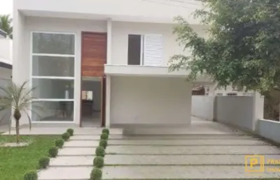 Casa nova em condomínio com 4 suítes, cozinha integrada com a sala, piscina, e churrasqueira.
