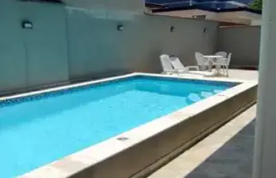 Casa em condomínio fechado com 4 suítes, 2 salas cada uma com 2 ambientes, cozinha americana, piscina, área gourmet, lavanderia,