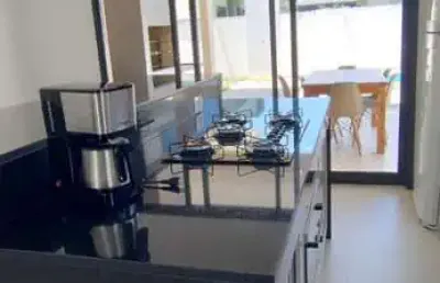 Casa térrea com piscina em belíssimo condomínio fechado