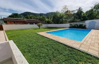 Casa no centro com uma otima localização com 3 quartos com 1 suíte terreno de 700 metros.