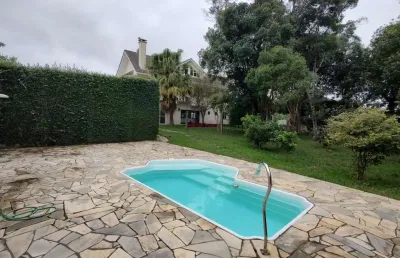 Casa em condomínio de luxo, localizada no bairro são braz em curitiba, com 4 quartos, 6 vagas de garagem e terreno com aproximadamente 1.300 m² de área privativa (maior terreno do condomínio).