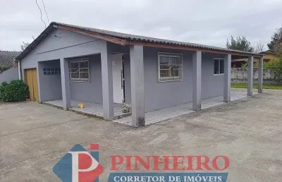 Casa em alvenaria com 2 dormitórios em terreno de esquina a 250m do mar