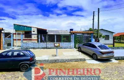 Casa à venda: 3 dormitórios (1 suíte), anexo e a apenas 70m do mar!