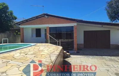 Casa em alvenaria com 2 dormitórios, piscina e garagem - a apenas 350m do mar!