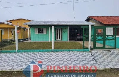 Linda casa mobiliada a 100m do mar com 3 dormitórios e 2 banheiros – escriturada e pronta para morar!