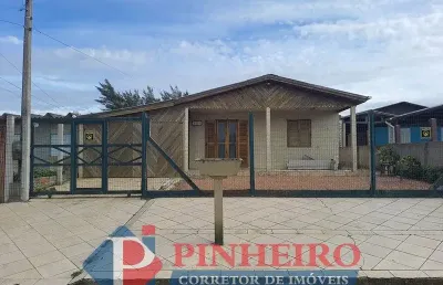 Linda casa de 2 dormitórios a 350m do mar com garagem e área de serviço próxima à avenida principal, mercado e posto de combustível